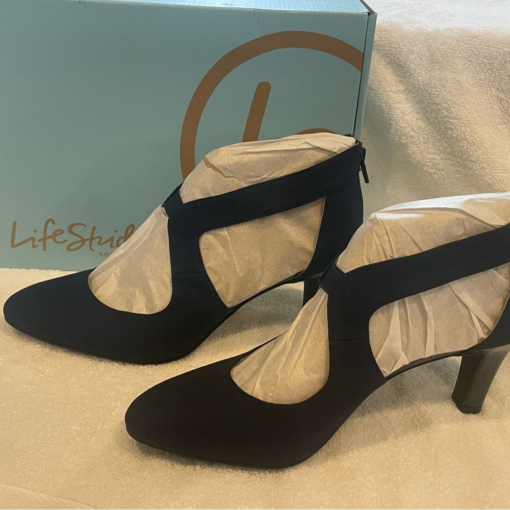 Life Stride Women's Elegant Navy Heels